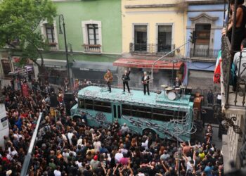 U2 toma el Centro Histórico de la CDMX y graba su nuevo video musical “Street of Dreams” en la Plaza Santo Domingo