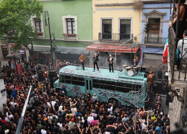 U2 toma el Centro Histórico de la CDMX y graba su nuevo video musical “Street of Dreams” en la Plaza Santo Domingo
