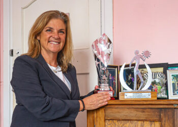 La profesora Boudina McConnachie, ganadora del Premio a la Enseñanza Distinguida del Vicerrector y directora del Departamento de Música de Rhodes, conecta a músicos, pensadores e intérpretes de la universidad y la ciudad. Foto de Sanele Ndlovu