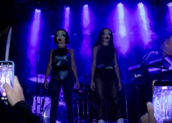 Pipiolas con sus máscaras en concierto en la Sala Changó | Fuente: El Generacional (@mirellaxvisuals)