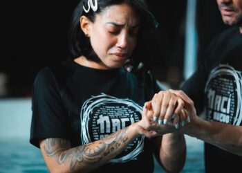 La influencer Pamela Sandoval fue bautizada en este mes de mayo por el pastor Marcos Yaroide en la iglesia Cielos Abiertos.