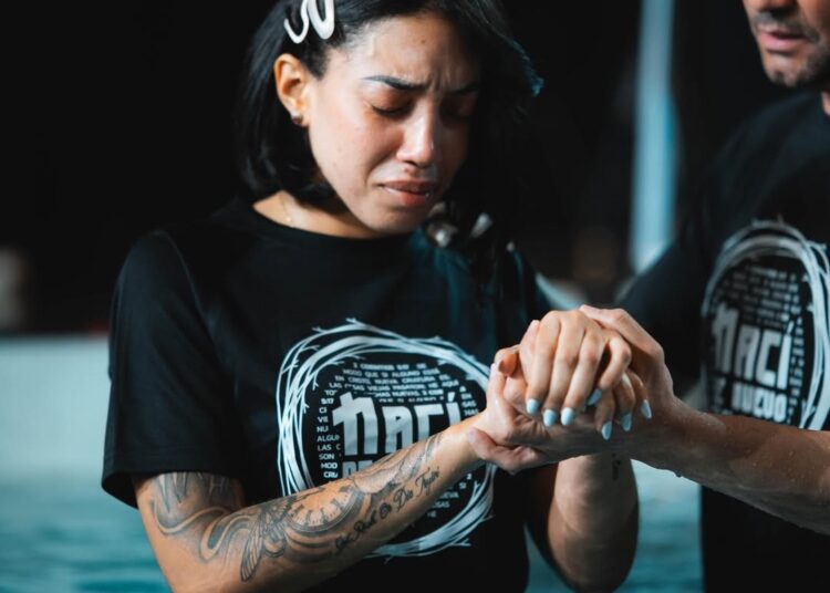 La influencer Pamela Sandoval fue bautizada en este mes de mayo por el pastor Marcos Yaroide en la iglesia Cielos Abiertos.