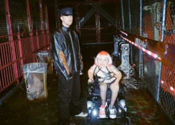 El baterista Gregg Ziemba, izquierda, y la cantante y rapera de Wheelchair Sports Camp, Kalyn Heffernan. (Foto de Erik Ziemba, proporcionada por Alternative Tentacles)
