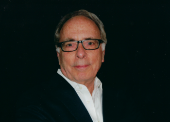 Vea al veterano abogado del entretenimiento Loren Plotkin aceptar su premio Tony 2026
