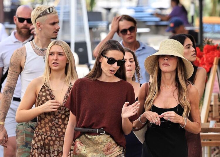 Victoria Beckham le dice a The Times que no tiene planes de retirarse