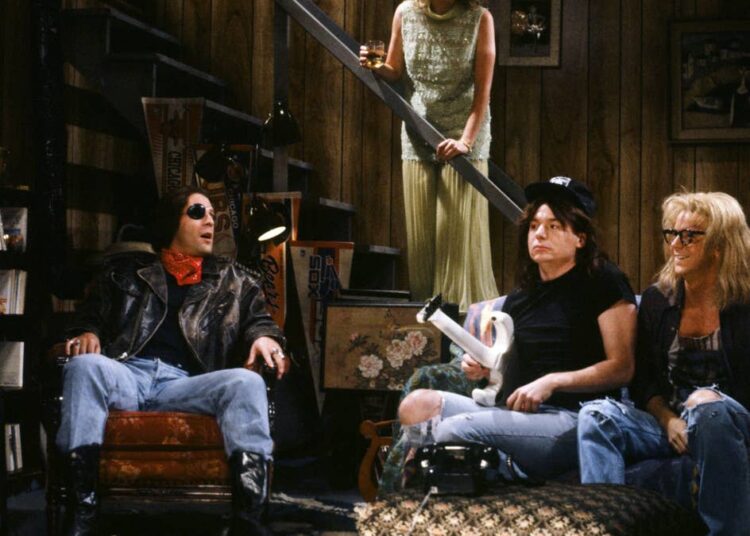 Bruce Willis como Rick, Nora Dunn como la Sra. Campbell, Mike Myers como Wayne Campbell, Dana Carvey como Garth Algar durante el sketch de 'Wayne's World' el 30 de septiembre de 1989. NBC/NBCU Photo Bank