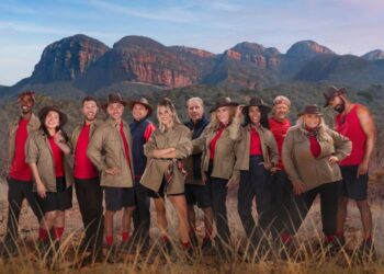 El elenco de I'm a Celebrity South Africa 2026 estaba uno al lado del otro con ropa marrón y roja.