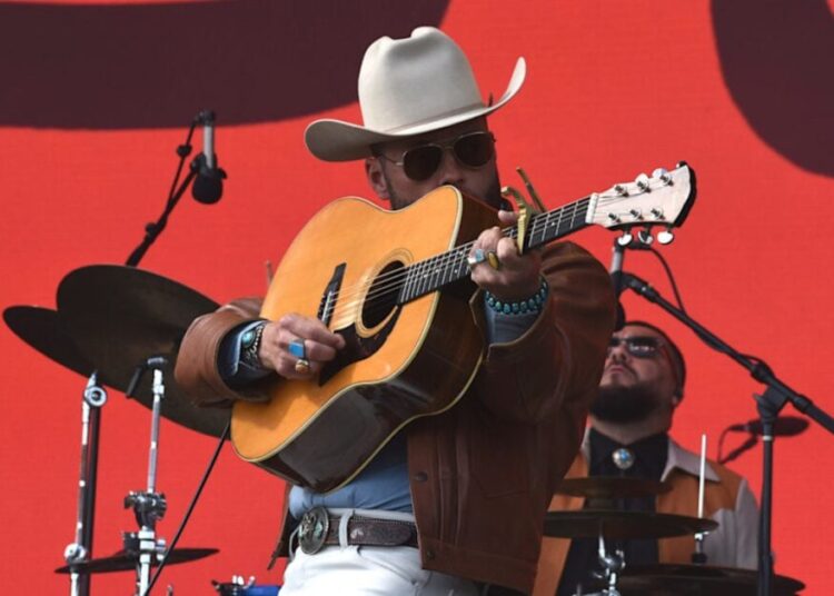 ¿Qué está pasando (probablemente) con el nuevo álbum de Charley Crockett, “Clovis”?