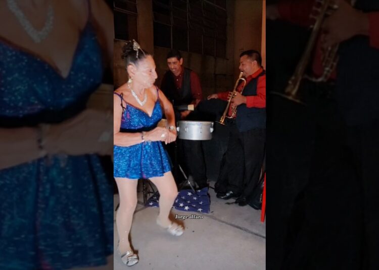 Miren el espectáculo de baile de Yajaira.