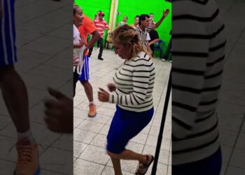 vean esta bailarina se robo el #show por su baile con esta #música 🎵🎶👏#shorts #baile #short #viral