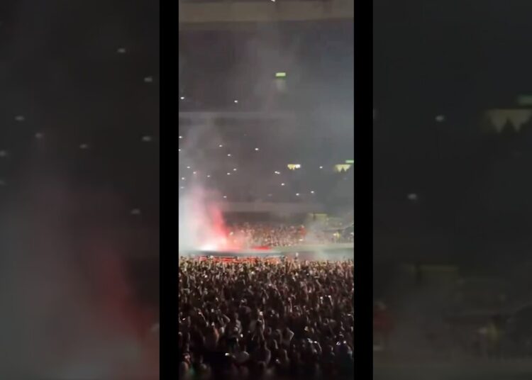Así empezó el show de Lali en River que pertenece a la primera función de las dos que ofrecerá