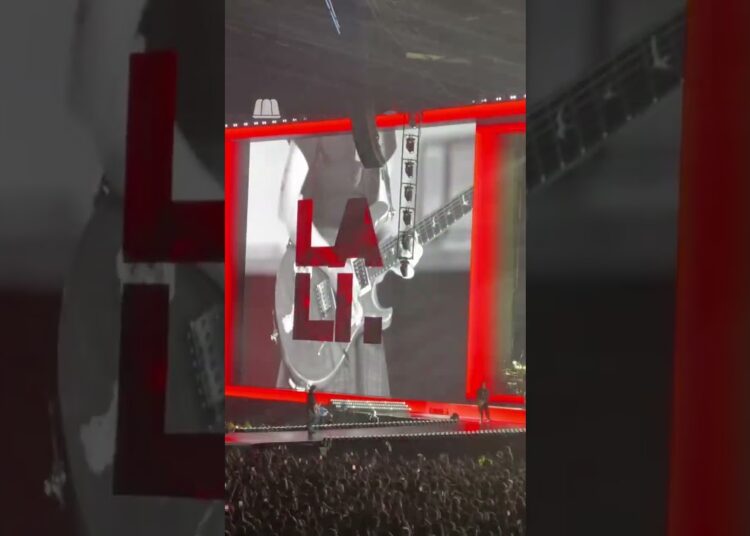Lali también le hizo homenaje al indio en su show.