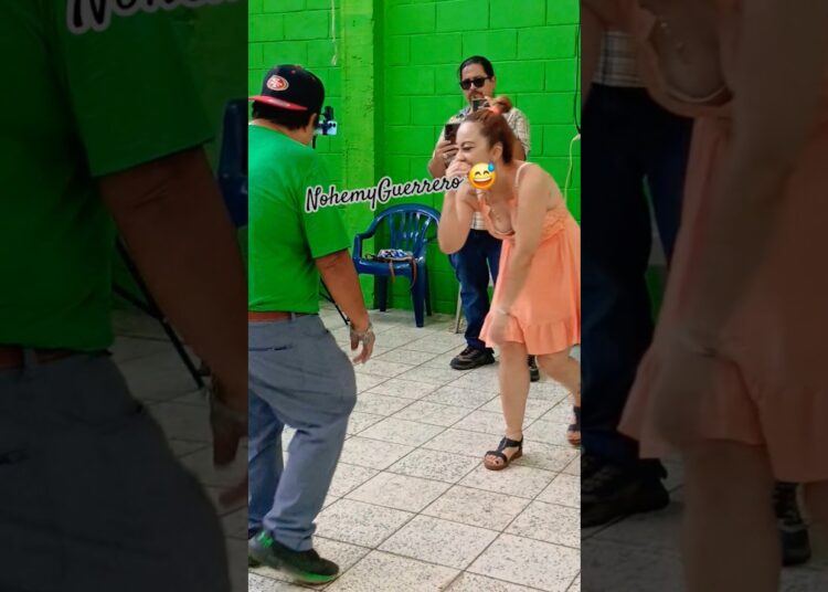 Waoo Nahomy goza con Joselito 🤣 #elsalvador#foryou#baile#show#shortvideo#viralshorts#humor