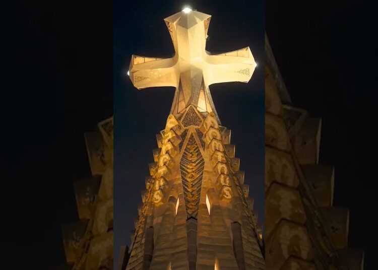 ⛪ ANTONI GAUDÍ y la SAGRADA FAMILIA ✨ La INAUGURACIÓN HISTÓRICA que ILUMINA el CIELO de BARCELONA 📸