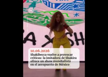Shakibecca ofrece un show mundialista en el aeropuerto de México