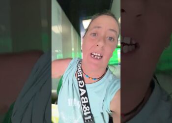 SENTI LA MUSICA DE LA LLAMADA A LA POLICIA.🤣😘