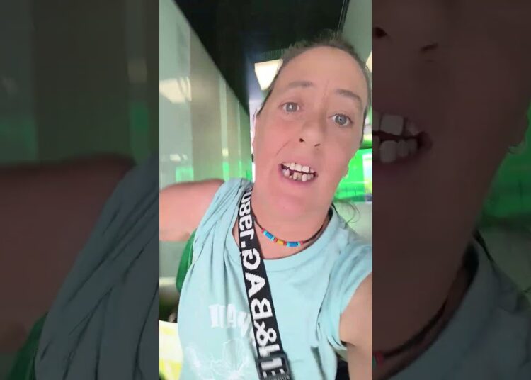 SENTI LA MUSICA DE LA LLAMADA A LA POLICIA.🤣😘