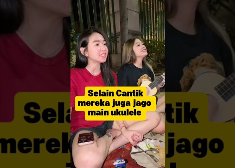 Selain cantik mereka jago main ukulele #ukulele #cover #duet #viral #shorts #musica #musikhiburan
