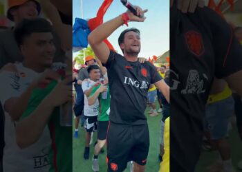 TORCIDA HOLANDESA DÁ SHOW ANTES DA ESTREIA DA SELEÇÃO NA COPA DO MUNDO