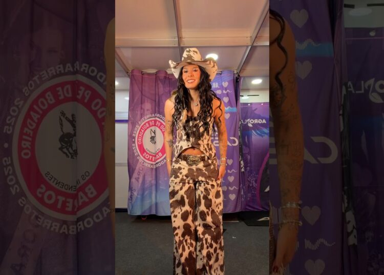 Pronta para o show 🤎🤍 #anacastela #boiadeira