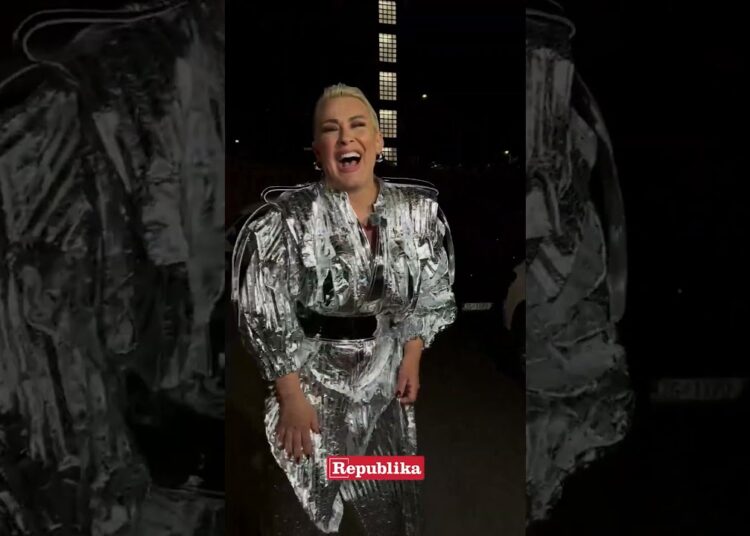 Indira Forza stigla iz spejs šatla na koncert “Veče devedesetih” #estrada #indiraforza #indira