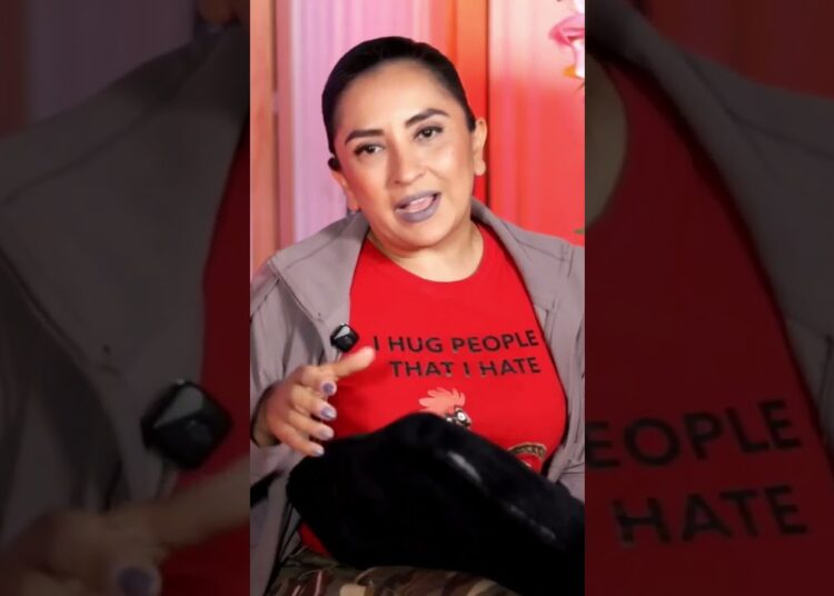 A Celinee le falto mas producción en su rueda de prensa en la casa de los famosos #LCDLF6 #GarageMed