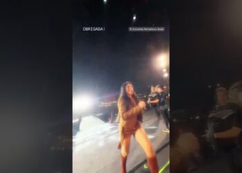 Talita Mel acenando e encerrando show em Arcoverde