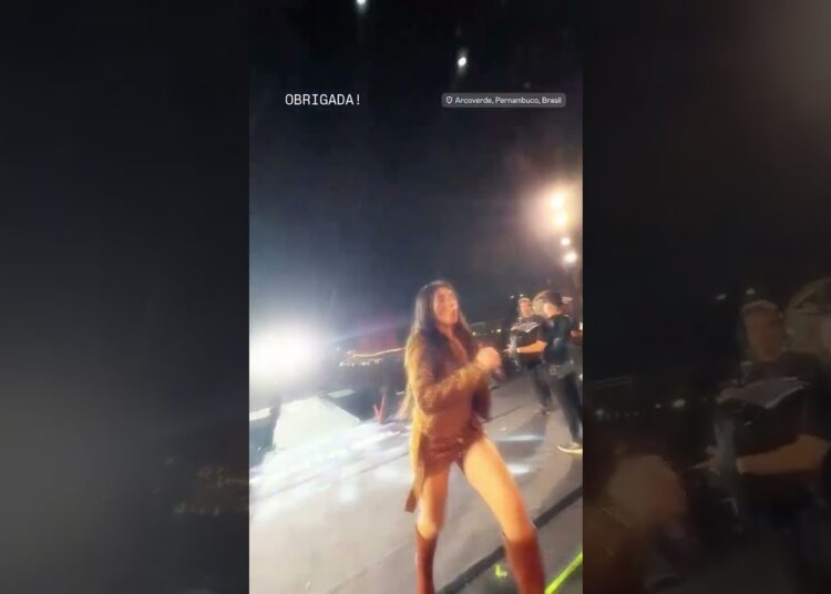 Talita Mel acenando e encerrando show em Arcoverde