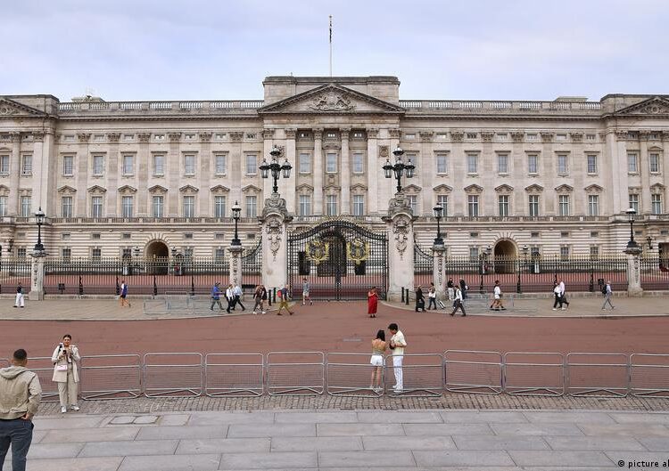 El rey Carlos no vivirá en el Palacio de Buckingham, revela impuestos