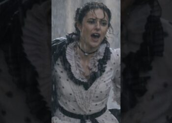 Melissa corre desesperada debaixo de chuva para salvar Vitória #novela #novelas #alémdotempo