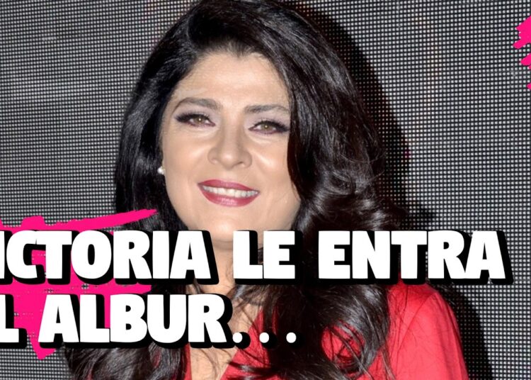 Victoria Ruffo sorprende con albures en serie de José Eduardo Derbez