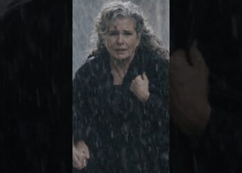 Vitória é salva debaixo de chuva por Melissa #novelas #novela #alémdotempo
