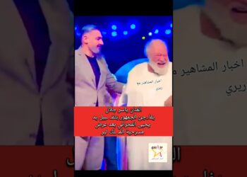 ياسر جلال يقبل يد يحيى الفخراني في عرض مسرحية الملك لير