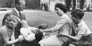 La princesa Ana, el príncipe Felipe, el príncipe Eduardo, la reina Isabel II y el rey Carlos III sentados en el césped de Balmoral en 1960. Por: MEGA