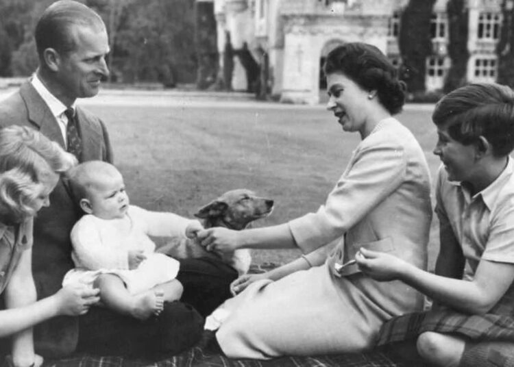 La princesa Ana, el príncipe Felipe, el príncipe Eduardo, la reina Isabel II y el rey Carlos III sentados en el césped de Balmoral en 1960. Por: MEGA