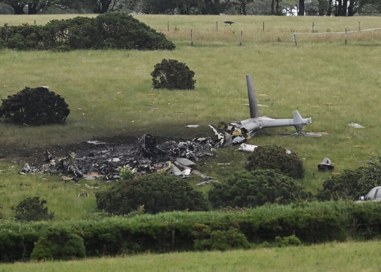 Una imagen de los restos muestra los escombros esparcidos por el campo donde se estrelló el helicóptero.