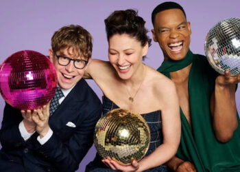 Josh Widdicombe, Emma Willis y Johannes Radebe sosteniendo bolas brillantes sobre un fondo morado