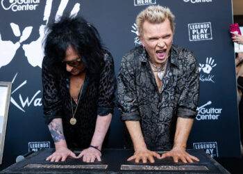 Antes de su incorporación al Rock Hall, Billy Idol y Steve Stevens son incluidos en Hollywood Rockwalk