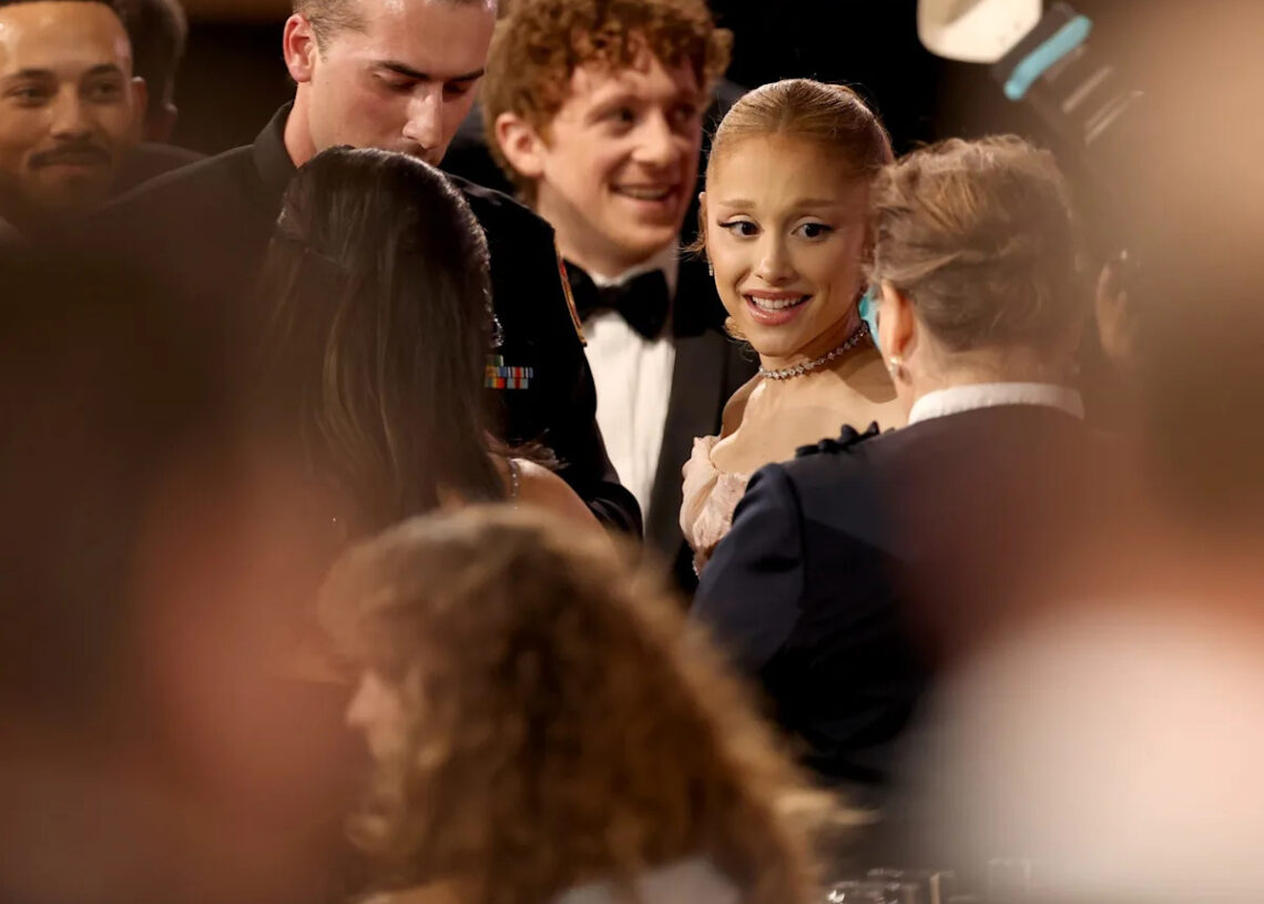 Ariana Grande está "muy bien" después de separarse de Ethan Slater