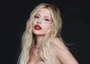 Ava Max llama 'idiotas' a los homófobos y acepta un reinicio de carrera