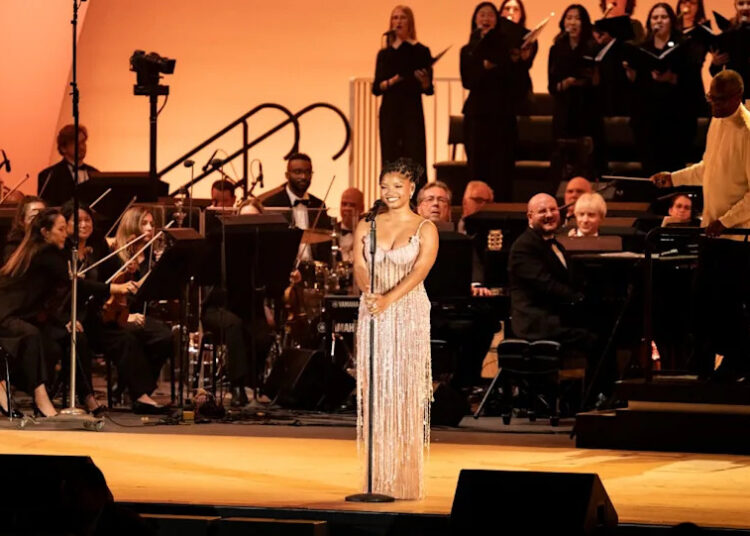 Billy Crystal asa el evento UFC de Trump y la carrera por la alcaldía de Los Ángeles en la noche inaugural del Hollywood Bowl