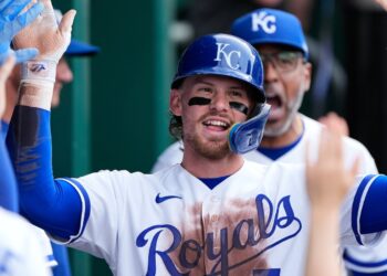 Bobby Witt Jr. pega jonrón antes de salir por lesión de rodilla en la victoria de los Reales sobre los Cardinals por 14-6