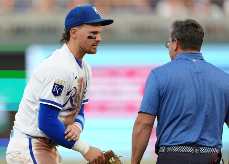 Bobby Witt Jr. pega jonrón antes de salir por lesión de rodilla en la victoria de los Reales sobre los Cardinals por 14-6