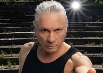 Bruce Dickinson (Iron Maiden) dice que hay "muchísimos cantantes cuya voz está destrozada": "No son malditas leyendas, son gente que ya no puede cantar"