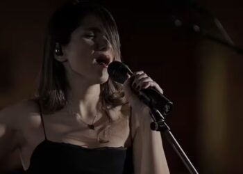 Cantante iraní Parastoo Ahmadi recibe condena de 74 latigazos por cantar sin hiyab