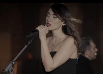 Cantante iraní Parastoo Ahmadi ante el micrófono