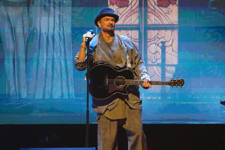Ricardo Arjona en el Movistar Arena: "Guarda el teléfono y mírame a los ojos", le pidió a una fan. Foto: Emmanuel Fernández