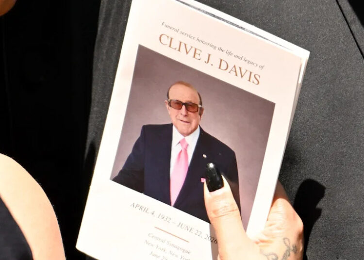 Celebridades asesoradas por Clive Davis vistas en una emotiva ceremonia fúnebre