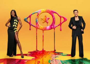 AJ Odudu y Will Best parados frente a un fondo amarillo con el logo de Celebrity Big Brother