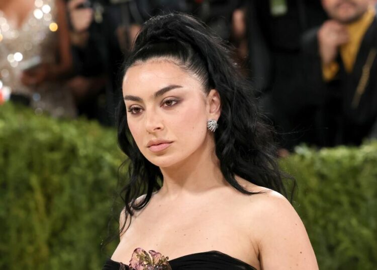 Charli XCX anuncia nuevo álbum 'Music, Fashion, Film' que saldrá en julio